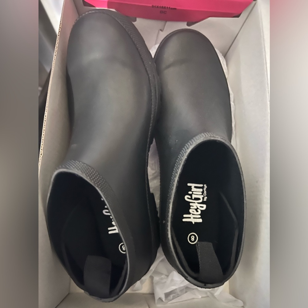 Size 8 New Women’s Corkys Hey Girl Puddle Shoes